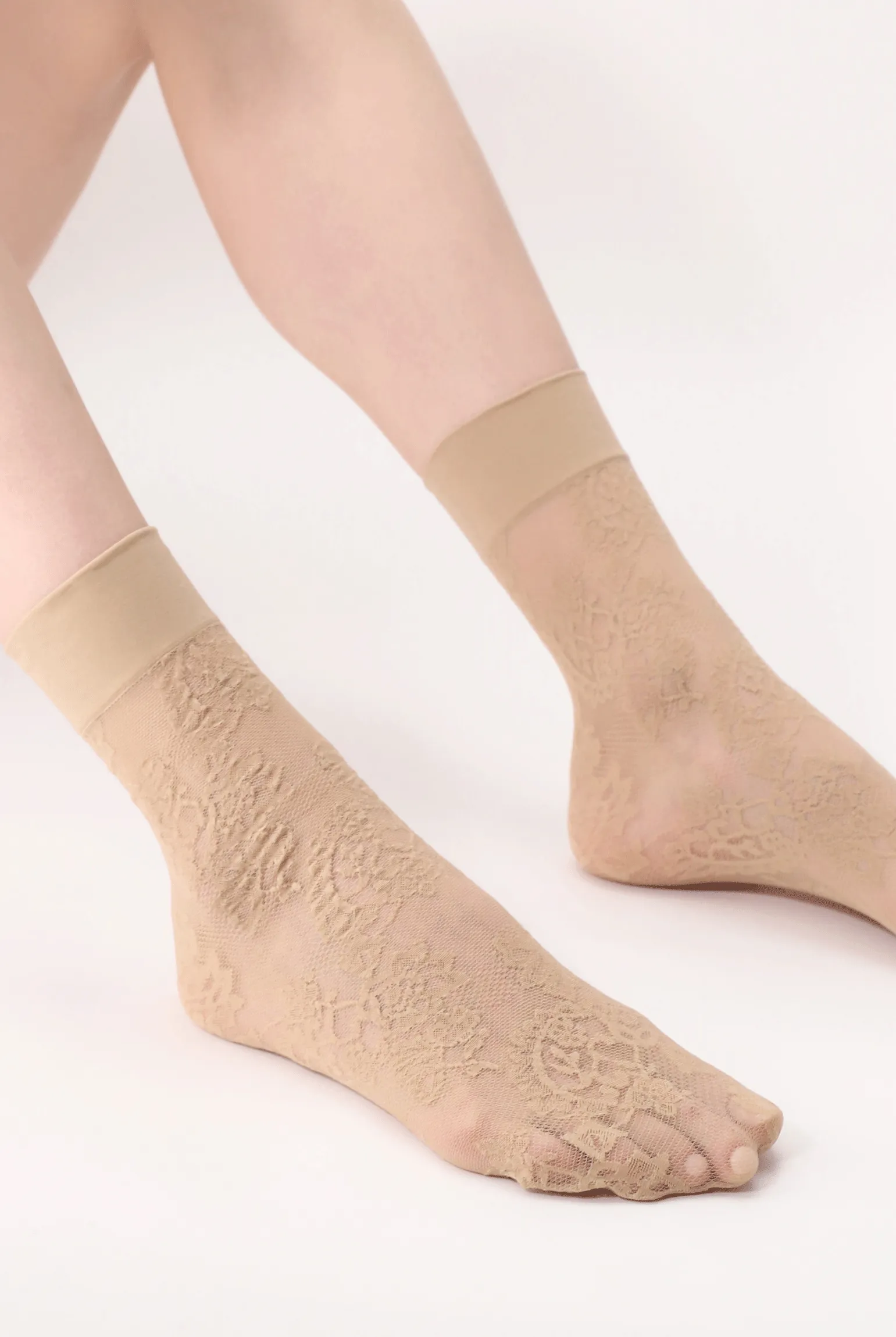 Oroblu Fine Lace Sheer Crew Socks